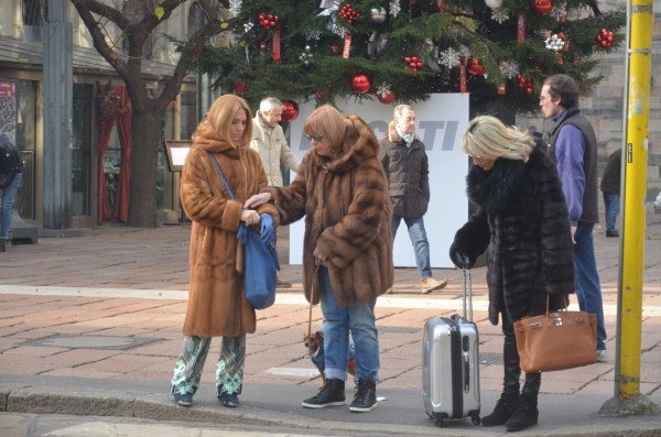 Итальянки на шоппинге в Милане зимой