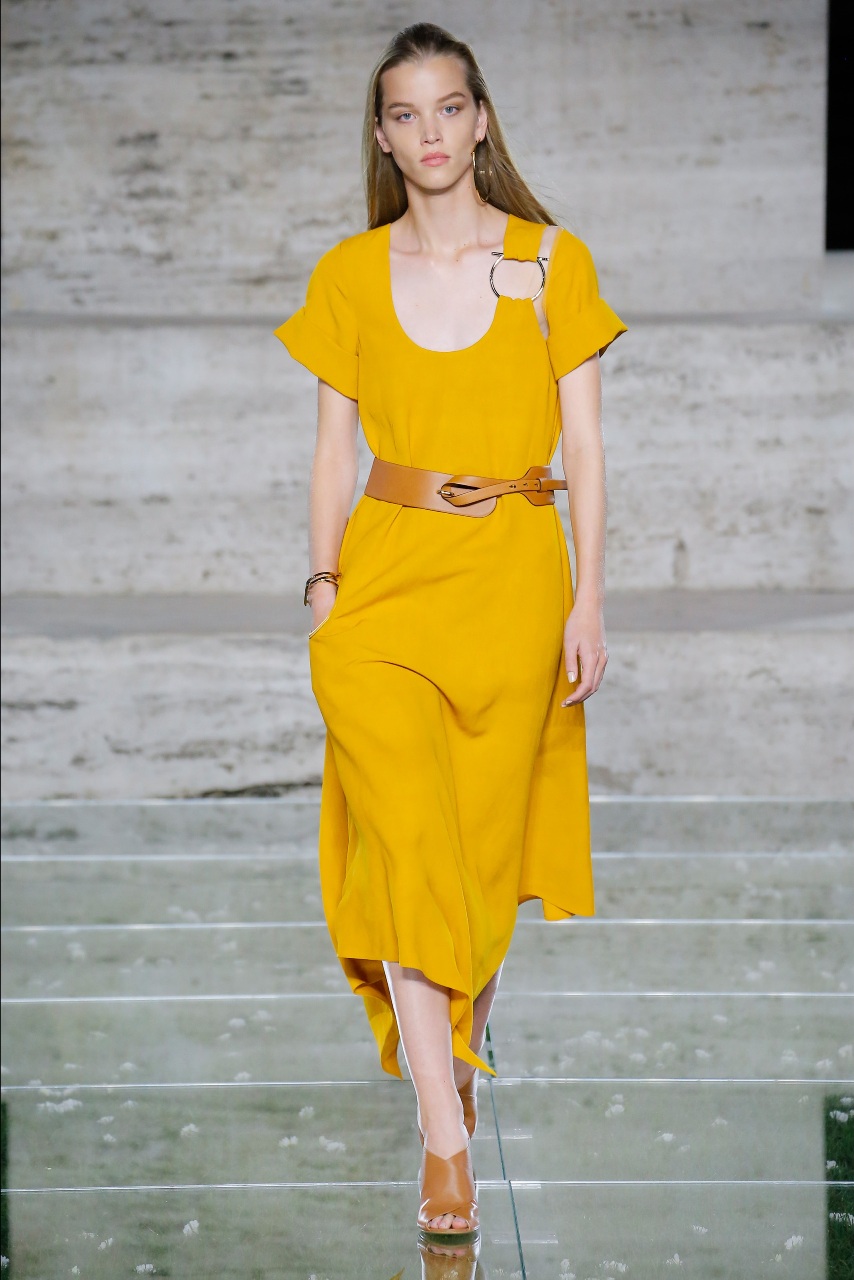 Salvatore Ferragamo сочное желтое платье весна-лето 2018