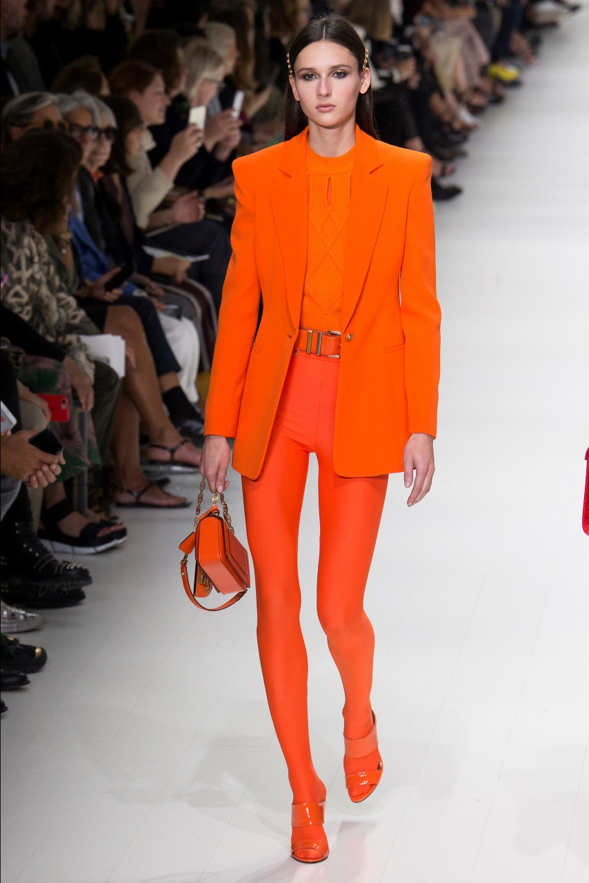 Versace оранжевый цвет сезона весна-лето 2018