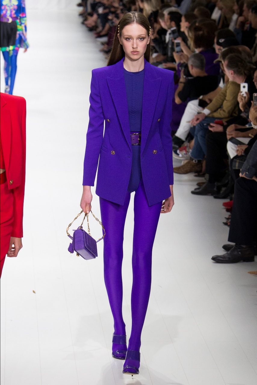 Versace фиолетово-бордовый цвет костюма