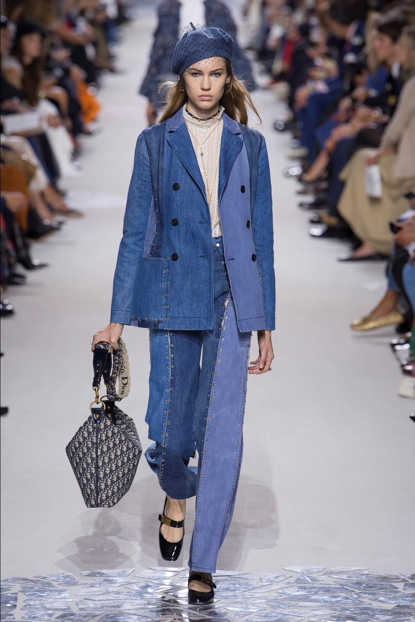 На фото: показ Christian Dior. Джинсовый костюм. Модный тренд весна лето 2018.