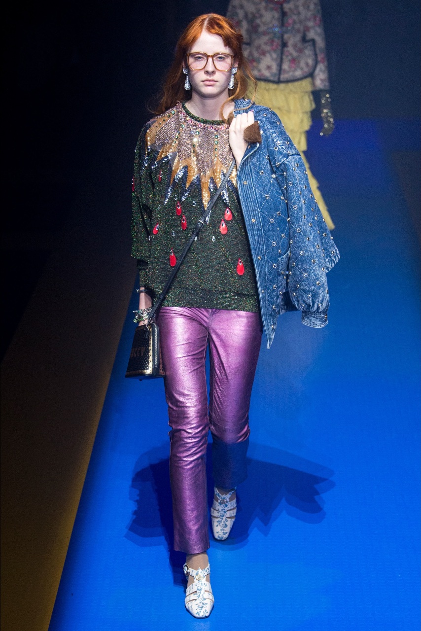 На фото: показ Gucci. Джинсовые куртки - модный тренд весна лето 2018.