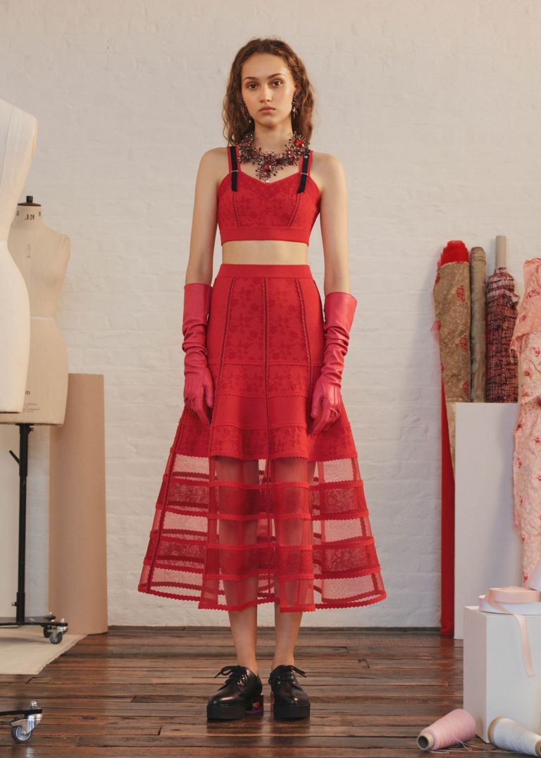 Женская мода весна-лето 2018: красное платье Alexandr Mcqueen