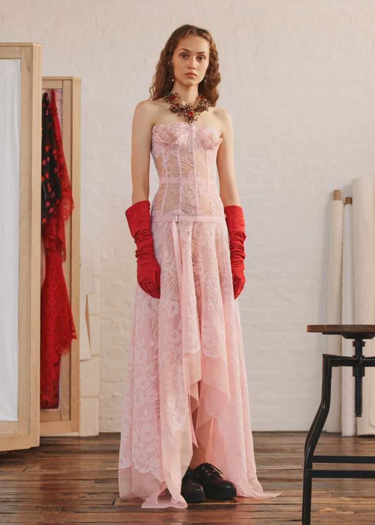 Нежно розовое кружевное платье с красными кожаными перчатками Alexander Mcqueen