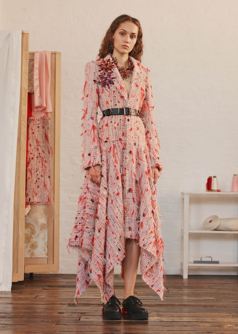 Женская мода весна-лето 2018: холщевое платье с красными нитями Alexandr Mcqueen